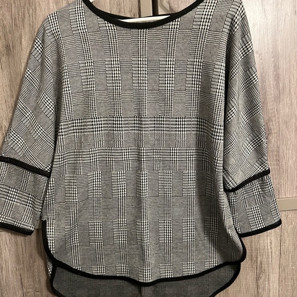 Ladies Max Studio 3 quarter sleeve top with black faux leather trim, Size M - Picture 7 of 7